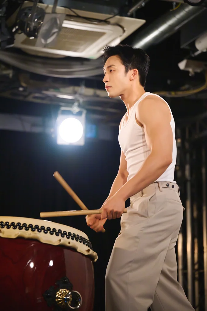 タンクトップ姿でナンタも披露！