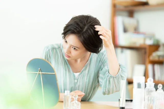 ポツポツ白髪は抜いてもいい？ 白髪が増えたらブリーチもあり？白髪のお悩みQ＆A