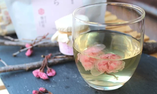 お正月の食卓を華やかに！ お湯を注ぐと桜咲く｢おだし｣