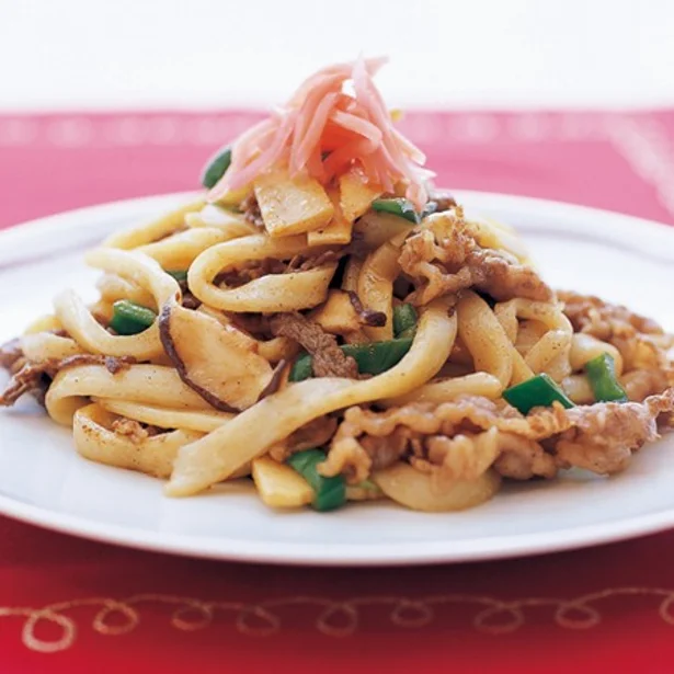 「チンジャオロースー風焼きうどん」 レタスクラブニュースより