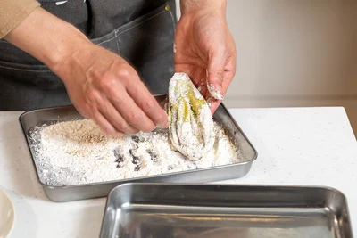 粉山椒入りの衣をまんべんなくまぶす