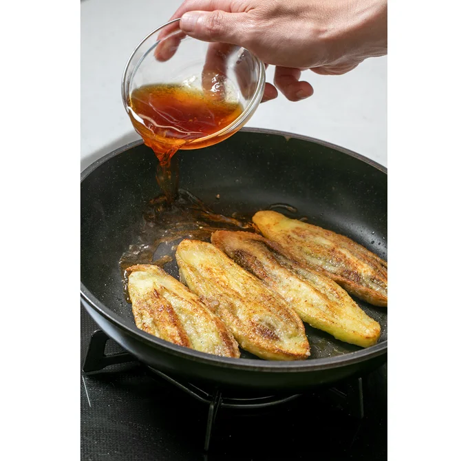 たれを投入。あれ?うなぎに見えてきた