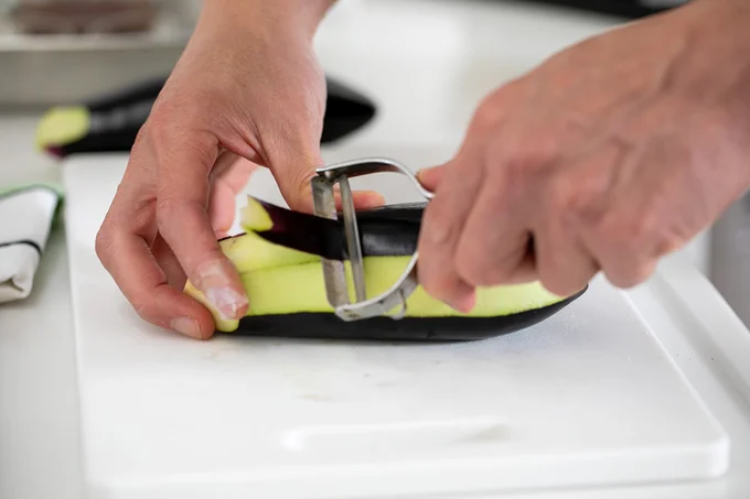 なすは皮をむき、1本ずつラップに包んで電子レンジで1分30秒加熱する