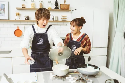 「熱湯入れたらハネるから！」と予告されるも、想像以上にハネるカラメルソースに驚愕！（笑）