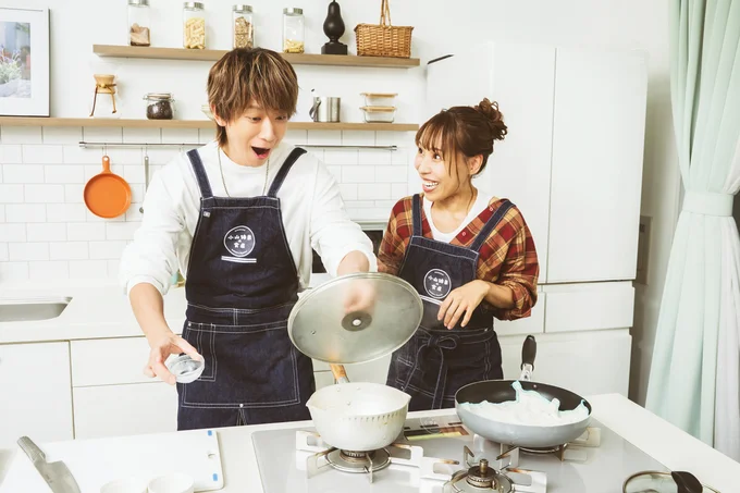 「熱湯入れたらハネるから!」と予告されるも、想像以上にハネるカラメルソースに驚愕!(笑)