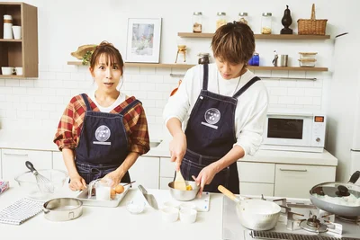 ボウルでかぼちゃを潰す小山さん