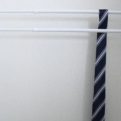 突っ張り棒を2本使ってネクタイが落ちない工夫　　▶2本使いならこんな使い方も