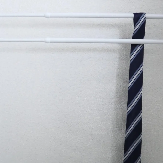 突っ張り棒を2本使ってネクタイが落ちない工夫 ▶2本使いならこんな使い方も