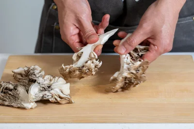 まいたけは大きめにほぐす