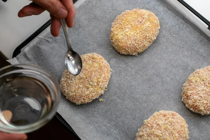 パン粉をまぶして天板にのせる