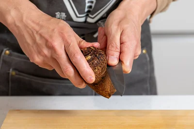 泥を落とし、ひと回り切れ目を入れる。