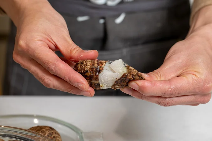 加熱前に切れ目を入れておくと、皮を引っ張るだけでスッとむけます。