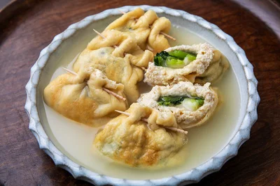 お餅で食べ応え◎。だし汁がじゅわっとあふれる「小松菜の巾着もっちー」／感動の野菜レシピ（7）