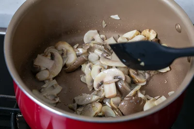 弱火で炒めてきのこの水分を最大限に引き出します。