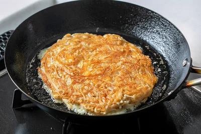 最後の仕上げは弱めの中火で。チーズをカリッとさせましょう。