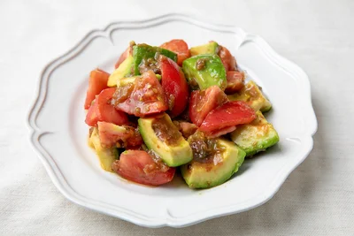ありそうでなかった組み合わせ「トマトとアボカドの梅サラダ」／感動の野菜レシピ（10）