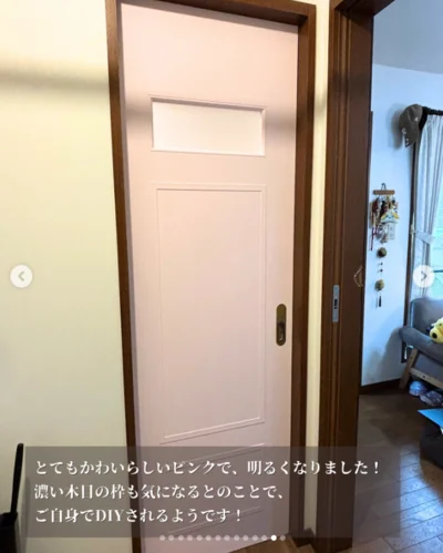 やさしいピンクのモダンな扉に！（⇒次ページからコミックエッセイ『物事を「いる・いらない」に分けただけで、貯金ゼロから「貯められる人」になりました』を読めます）