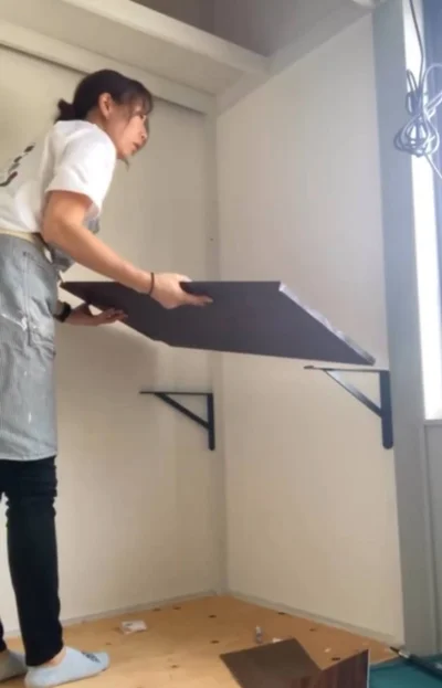 壁の左右にブラケットを設置▶ペイントの様子（⇒次へ）