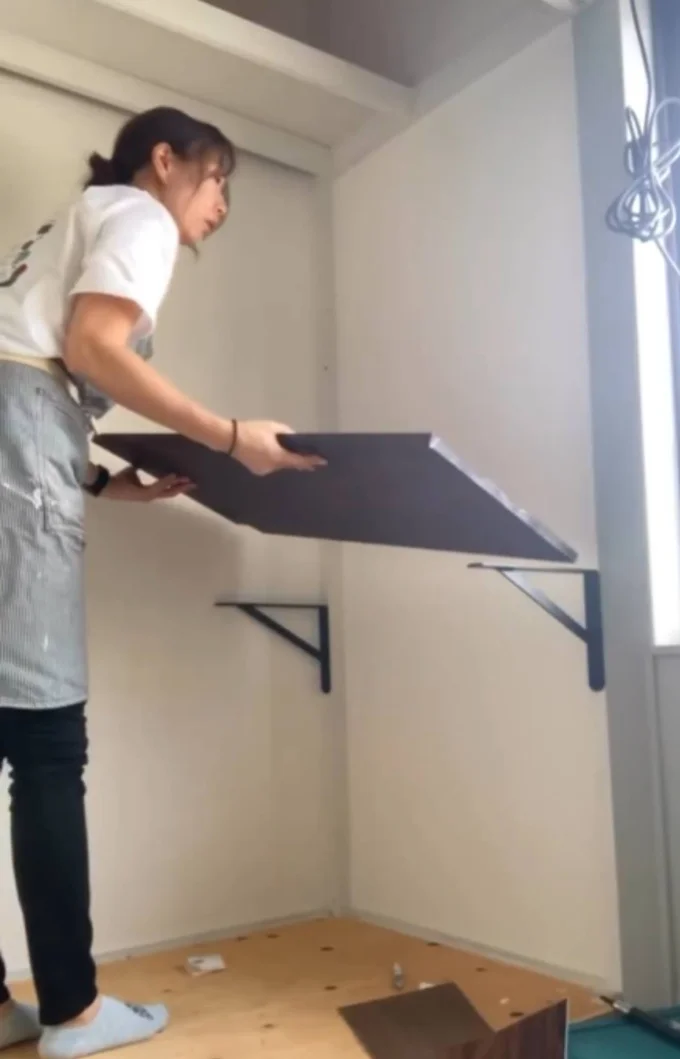 壁の左右にブラケットを設置▶ペイントの様子(⇒次へ)