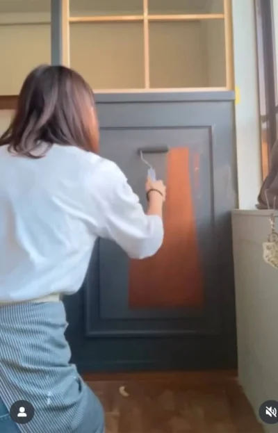 ブルーグレーのペイントでおしゃれに！▶素敵なワークスペースは大反響（⇒次へ）