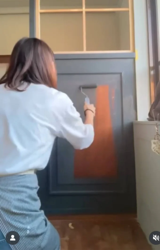 ブルーグレーのペイントでおしゃれに!▶素敵なワークスペースは大反響(⇒次へ)