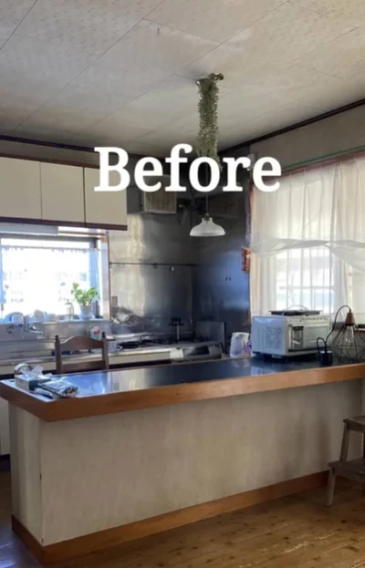 年季の入ったキッチンカウンター▶DIY後はモダンな雰囲気に（⇒次へ）
