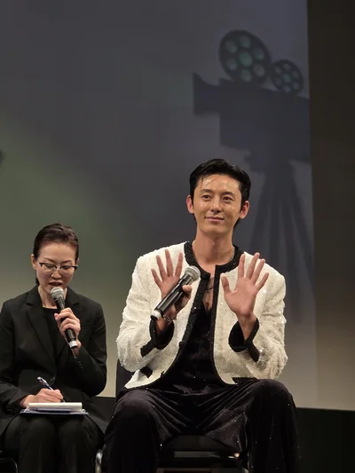 トークショー中も会場全員に手を振るジフンさん