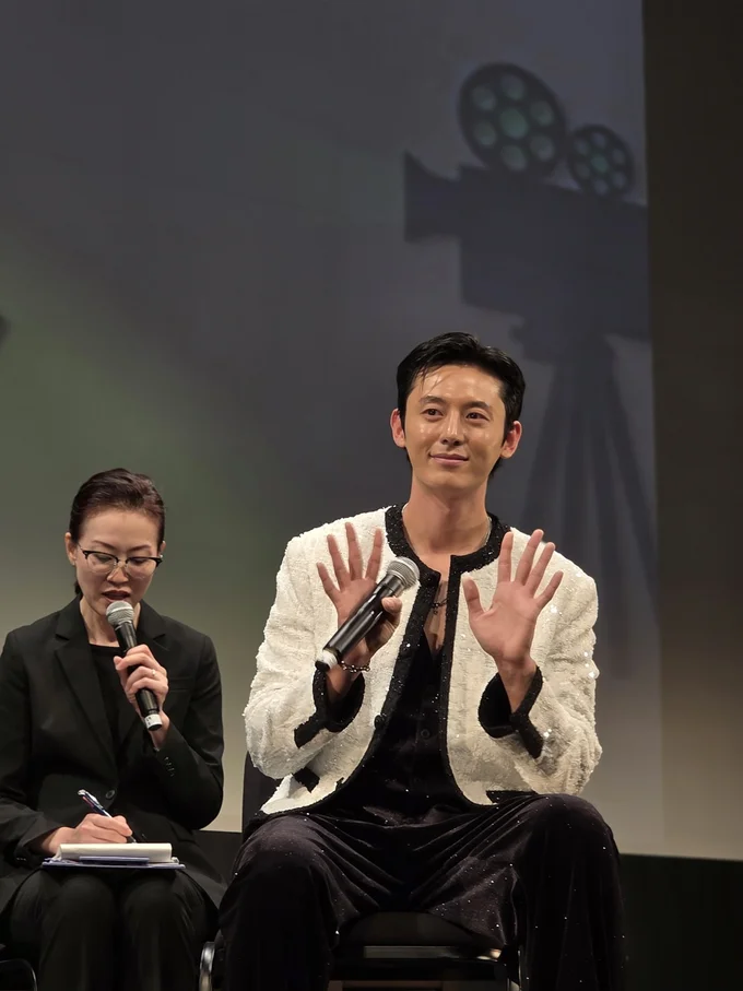 トークショー中も会場全員に手を振るジフンさん