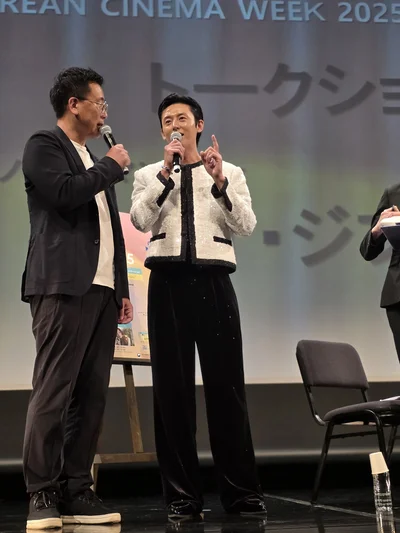 足が長い！！会場の皆さんもその素晴らしいスタイルに釘付けに。上映された作品を皆さんが見ている様子もチェックしていたそう！