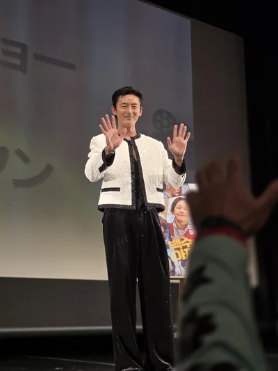 来場者の方々と目線を合わせるように対応するジフンさんに会場の全員が魅了されていました