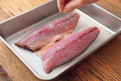 秋のさばは脂がのっておいしい！ 生のさばを使う場合は塩をふって臭みをとって