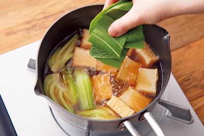 チンゲンサイは秋が旬。軸を先に加熱し、葉はあとで加えて