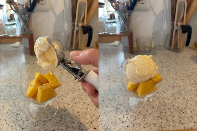 バウムを好きな形に入れ、アイスクリームをのせる