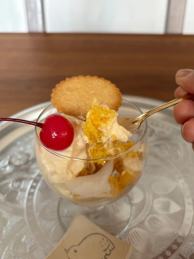 バウムとアイスを絡めると、とってもしっとりしていておいしい