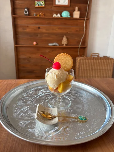 今回は丸みのある脚付きグラスを使って、コロンとしたフォルムにしました