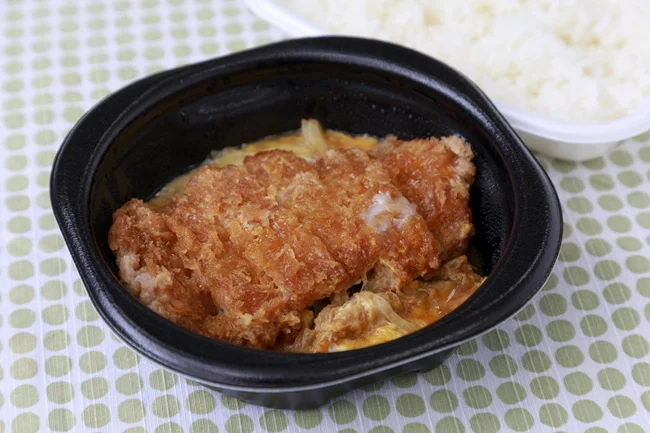 「ロースかつとじ弁当」(680円)※都市圏価格です。地域によって価格が異なります