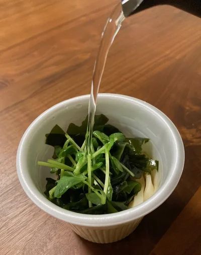 「豆苗＋ミニわかめうどん」にアレンジ！