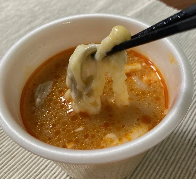 「旨辛特製豚汁」にチーズをIN!
