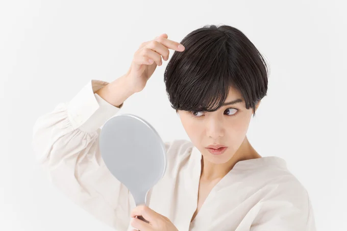 コンパクトで持ち運びOK！気になったらサッと隠せる「白髪かくし」アイテム3選