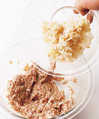 みじん切りのもやしは水けをよく絞って加える