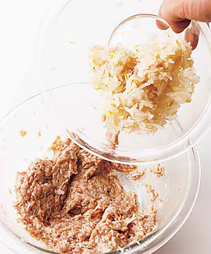 みじん切りのもやしは水けをよく絞って加える