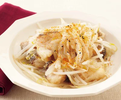 たらのピリ辛もやしあんかけ（料理・外処佳絵、撮影・木村拓）