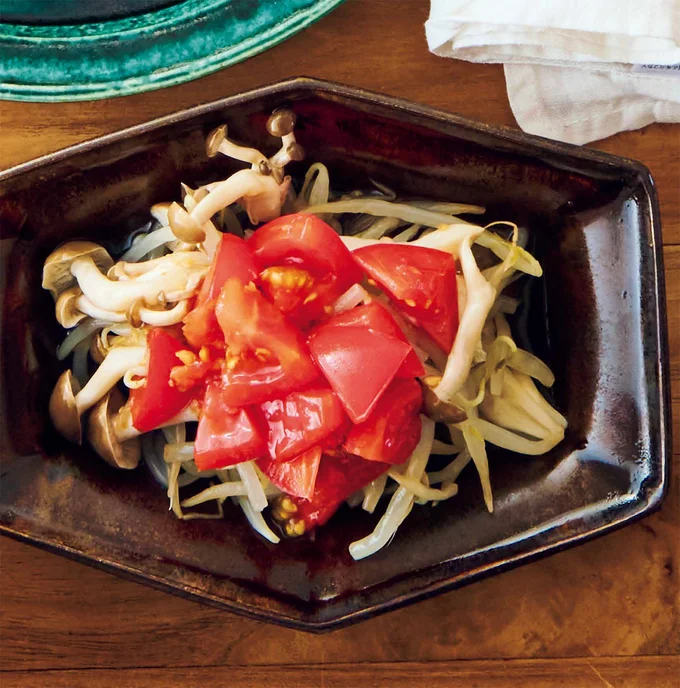 もやしのトマポンサラダ（料理・上島亜紀、撮影・難波雄史）