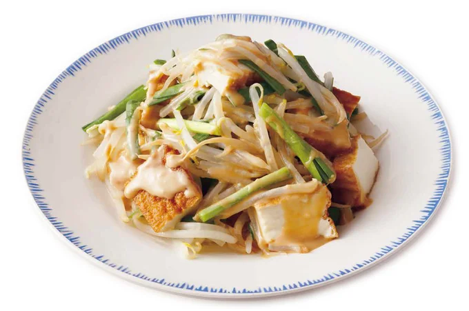 もやしと厚揚げのごまドレサラダ（料理・下条美緒、撮影・澤木央子）