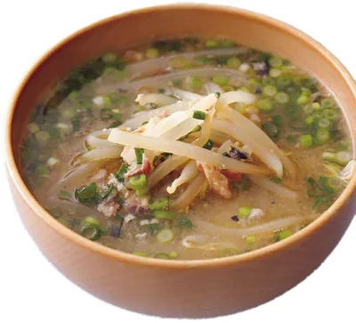 もやしとさばのみそ汁（料理・下条美緒、撮影・澤木央子）