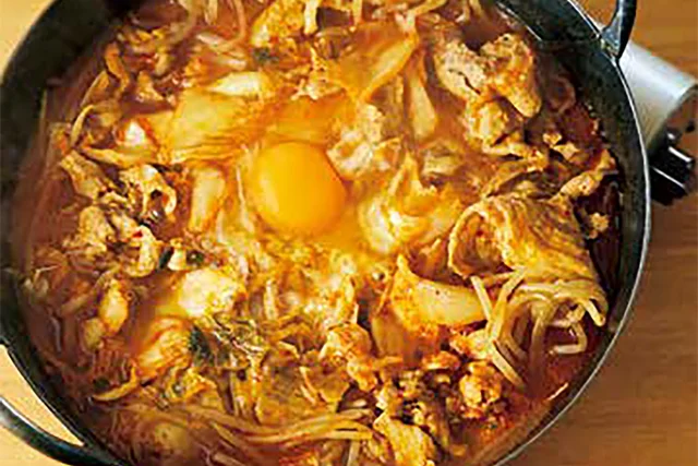 みそベースのピリ辛味でごはんがすすむ～！ 「もやしと豚こまのキムチ鍋」