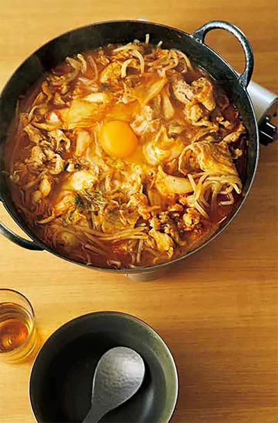 もやしと豚こまのキムチ鍋（料理・上島亜紀、撮影・鈴木泰介）