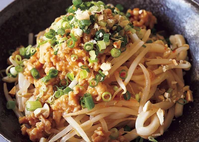 もやしとうどんがなじんで意外とあっさりな「もやしの汁なし担担うどん」