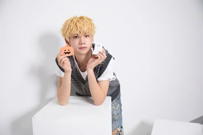 ハロウィンを意識した小物と一緒にポージング