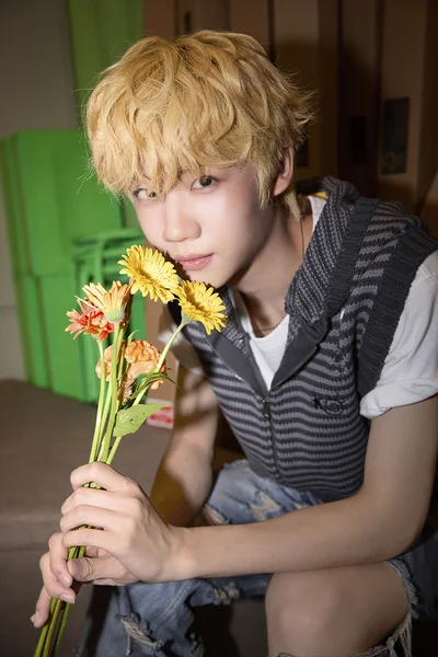  ケンシンさんの持つ黄色のガーベラの花言葉は「究極の美」「親しみやすさ」。なんだかしっくりきます